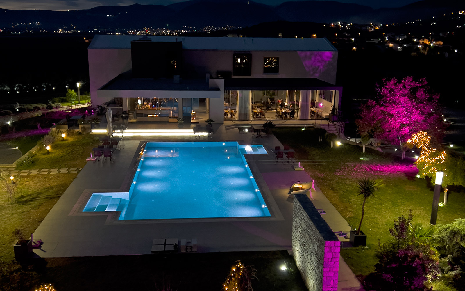 Emporia hotel above the vineyards